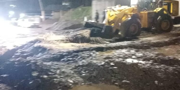 Жалал-Абадда жер көчкү түшүп, жол каттамы жабылды