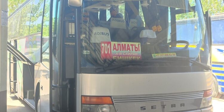 Бишкек-Алматы автобусу каттай баштады. Билет баасы 3 миң теңге