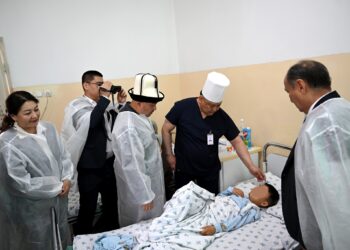 Нурланбек Шакиев Сузактагы кырсыктан жабыркаган балдардан кабар алды