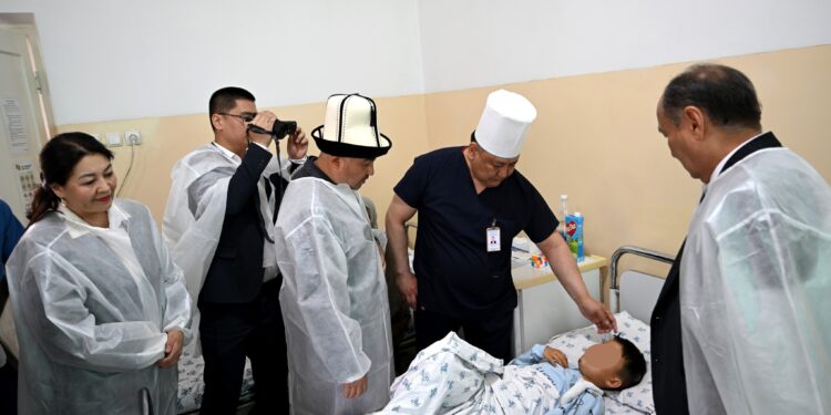 Нурланбек Шакиев Сузактагы кырсыктан жабыркаган балдардан кабар алды