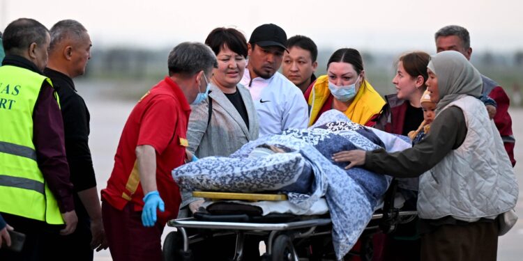 Сузактагы кырсыкта жабыркаган балдар Бишкекке жеткирилди