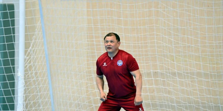 Депутаттардын арасында түзүлгөн командалар ортосунда кичи футбол мелдеши өттү