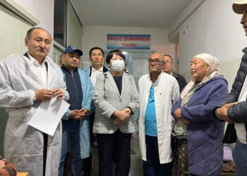 Сузакта манас айтууга чогулган балдарды коюп кеткен Портер. Эки министр ооруканага барды