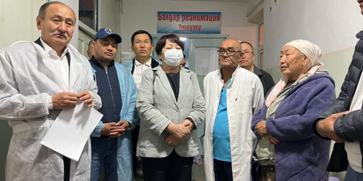 Сузакта манас айтууга чогулган балдарды коюп кеткен Портер. Эки министр ооруканага барды