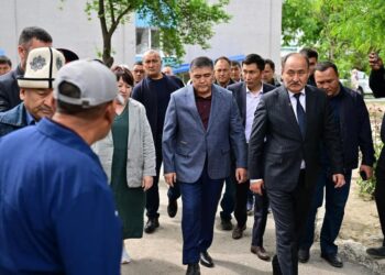 «Иликтеп, жоопко тартабыз». Ташиев Сузактагы кырсыктан жабыркаган окуучуларга барды