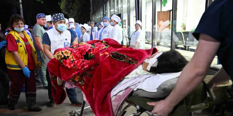 Сузактагы кырсыкта жабыркаган балдар Бишкекте дарыланат