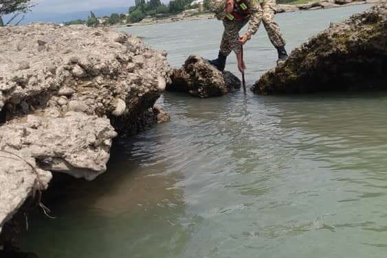 Аксыда дарыяга түшүп кеткен 61 жаштагы эркек киши изделүүдө