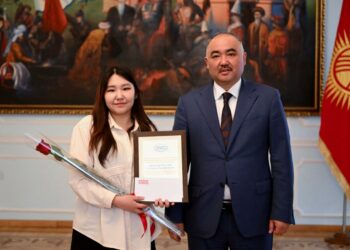 Шакиев 15 студентке 20 миң сомдон стипендия тапшырды