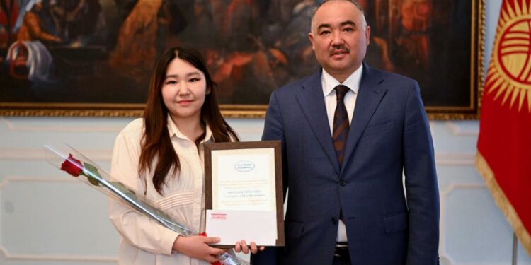 Шакиев 15 студентке 20 миң сомдон стипендия тапшырды