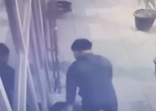 Сулуулук салонунун алдында зомбулук көргөн аял. Милиция тарабынан 23 жаштагы эркек киши кармалды