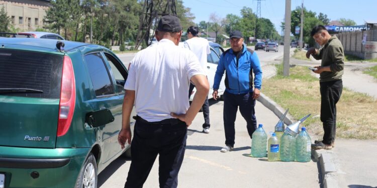 Бишкекте күйүүчү-майлоочу майды уруксатсыз сатуу боюнча күн сайын рейддер жүрүп жатат