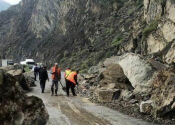 Бишкек-Ош унаа жолу: Бир тараптуу каттам бар, тазалоо иштери уланууда