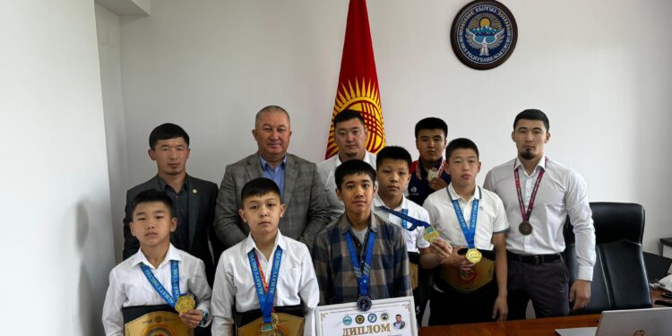 Депутат Замирбек Мамасадыков жаш спортчулар менен жолугушту