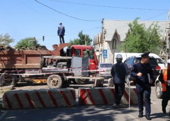 «Туура түшүнгүлө». Бишкекте жолдор оңдолуп жаткандыктан, тыгын болууда