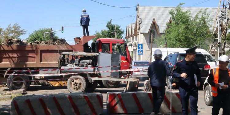«Туура түшүнгүлө». Бишкекте жолдор оңдолуп жаткандыктан, тыгын болууда