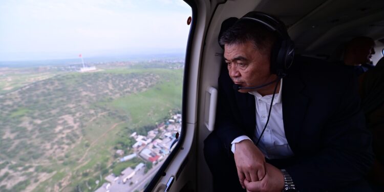 Ташиев Өзгөндү айланып өткөн жолдун курулуш иштеринин жүрүшүн көрүп чыкты