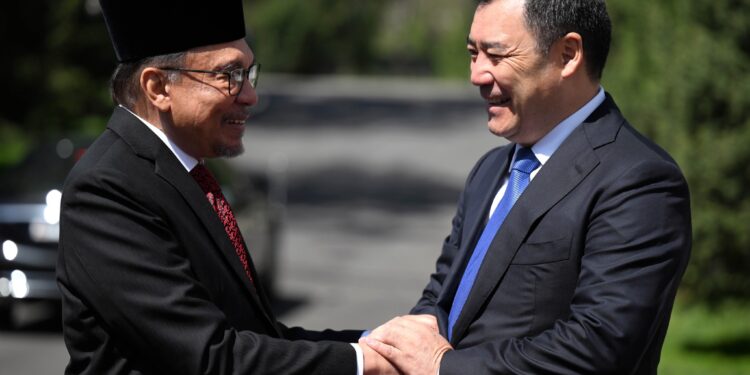 Садыр Жапаров менен Малайзиянын премьеринин расмий жолугушуу аземи болуп өттү