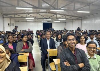 Министр Алымкадыр Бейшеналиев чет элдик студенттер менен жолугушту