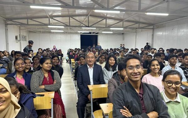 Министр Алымкадыр Бейшеналиев чет элдик студенттер менен жолугушту