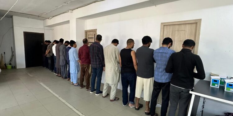 УКМК: Пакистандын 28 жараны документи жок Бишкек шаарындагы тигүү цехтеринде иштеген