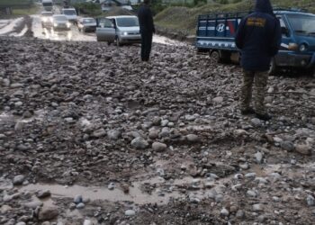 Баткенде жүргөн сел 5 убактылуу жасалган көпүрөнү агызып кетти