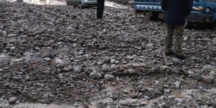 Баткенде жүргөн сел 5 убактылуу жасалган көпүрөнү агызып кетти