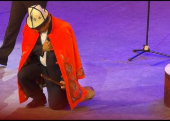 Акын Болот Назаров кайрадан сахнада. Акматбек Султан уулу ага чапан жапты