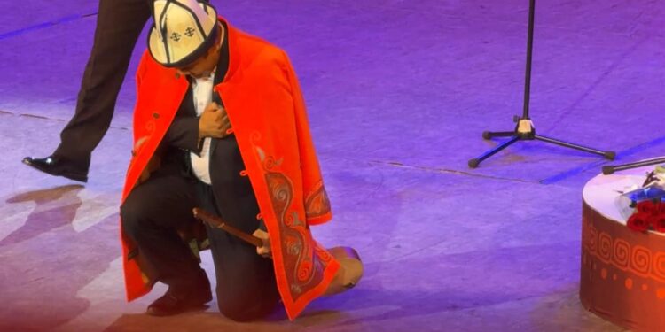 Акын Болот Назаров кайрадан сахнада. Акматбек Султан уулу ага чапан жапты