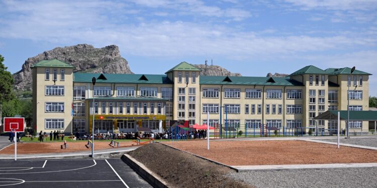 Бүгүн өлкө боюнча 10 мектептин, 2 бала бакчанын ачылыш аземи өттү