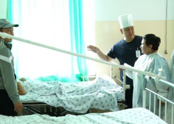 Депутаттар Сузактагы кырсыкта жабыркаган окуучулардан кабар алып барышты