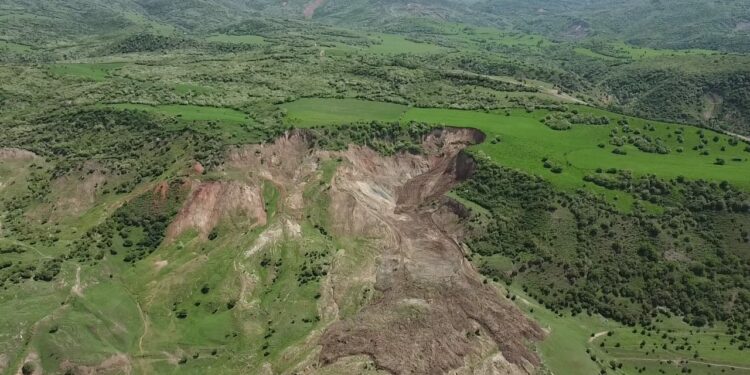 Жалал-Абадда жер көчкү түшүп, бир үй-бүлө көчүрүлдү