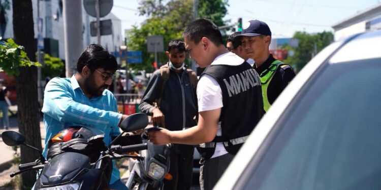 Милиция: Бишкекте 400дөн ашык чет элдик студенттердин иштеши токтотулду