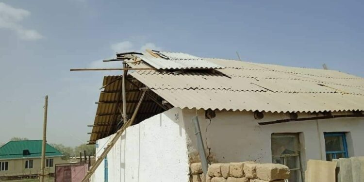 Нарын жана Ат-Башыда катуу шамалдын кесепетинен имараттар зыянга учурады