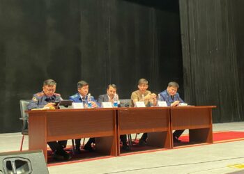 Депутаттар Маматалиев жана Кокулов 42 курулуш компаниясына алданган үлүшчүлөр менен жолугушту