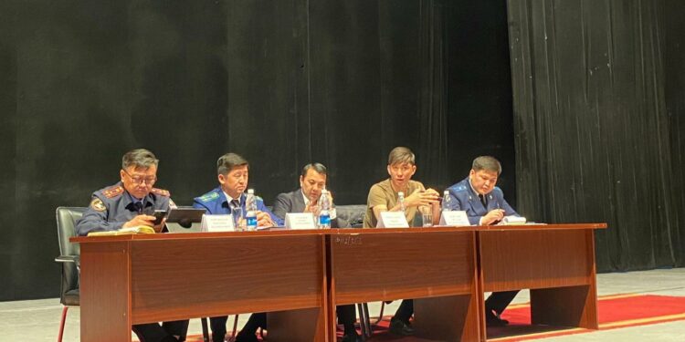 Депутаттар Маматалиев жана Кокулов 42 курулуш компаниясына алданган үлүшчүлөр менен жолугушту