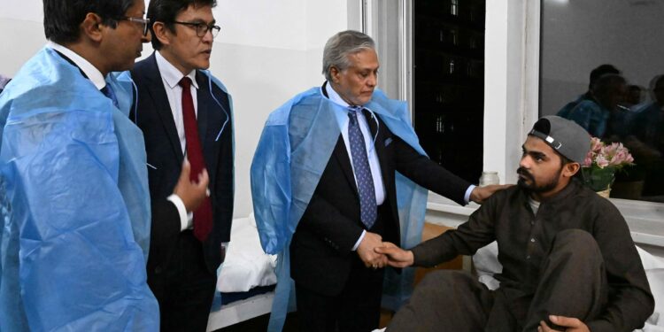 Бишкекке Пакистандын тышкы иштер министри келип, ооруканага барды