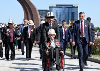 Күндүн сүрөтү: Жеңиш аянтында ардагерди коштогон төрага