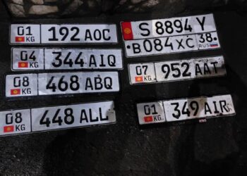 Бишкектин Жаш Гвардия бульварын каптаган суу сордурулуп, унаанын номерлери табылды