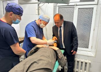 Бишкектеги түнкү окуя: Министр Бейшеналиев ооруканага жаткырылган пакистандык жарандын абалы менен таанышты