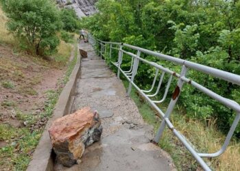 Сулайман-Тоодо таштар кулап, сел жүргөн. Жолдор убактылуу жабылды