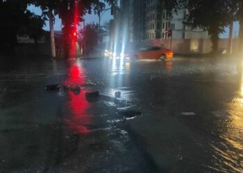 Кечээ Бишкектин айрым көчөлөрүн суу каптады. Алар кайсылар?