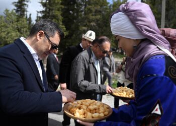 Садыр Жапаров Малайзиянын премьерине “Ала-Арчада” этномаданий программаны тааныштырды