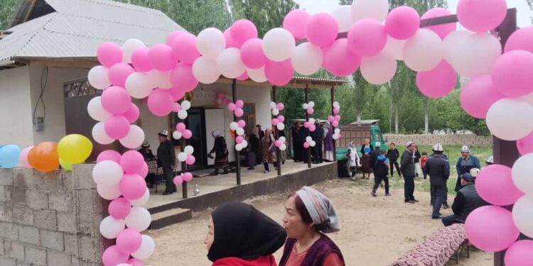 Лейлекте 20 жылдыктар жардамга муктаж үй-бүлөгө үй куруп берди