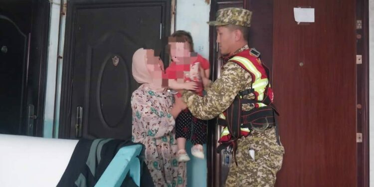 Кызыл-Кыяда үйдө бекилип калган наристе куткарылды