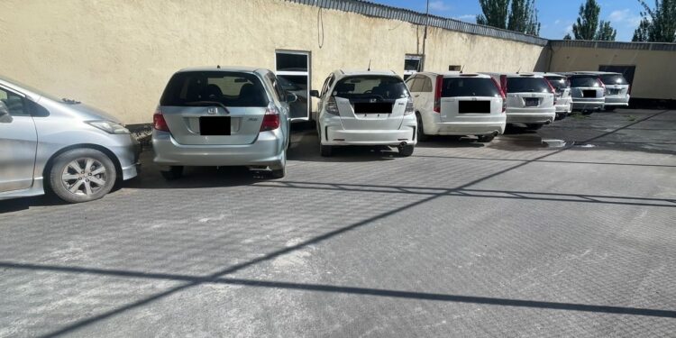 Кыргызстанга мыйзамсыз түрдө 8 автоунаа алып келүү аракети токтотулду