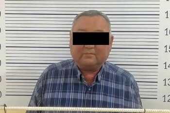 «Казак» менен байланышы бар… Мурдагы айыл өкмөт жер тилкелерин мыйзамсыз берүүгө шектелип кармалды