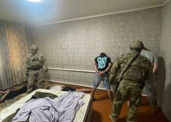 УКМК Бишкекте Египеттин 5 жаранын кармады. Алар баңгизат таратышкан деп айыпталууда