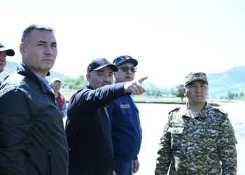 Шакиев селден жабыркаган айылдардан кабар алуу үчүн Аксыга барды