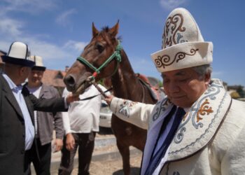 Түгөлбай Казаковго 73 жаш курагын куттуктап аргымак тартуулашты