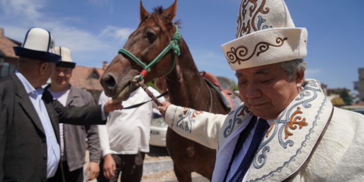 Түгөлбай Казаковго 73 жаш курагын куттуктап аргымак тартуулашты